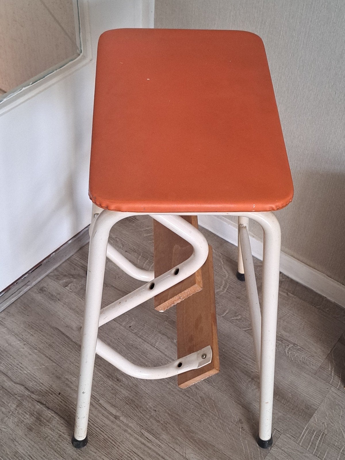 Vintage Keukenstoel / Opstapje met Oranje Zitting, Ophalen of Verzenden, Gebruikt, IJzer