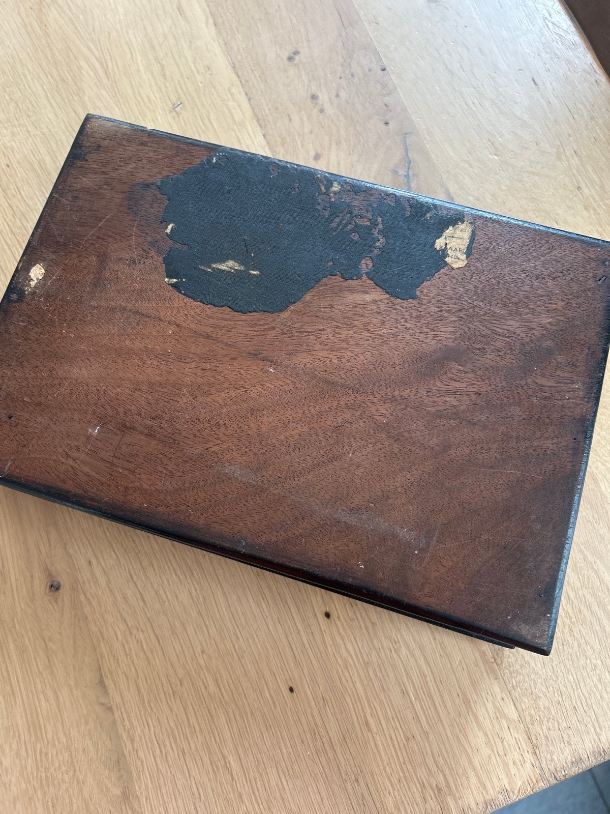 Antieke messing apothekersweegschaal op kistje, Antiek en Kunst, Ophalen of Verzenden