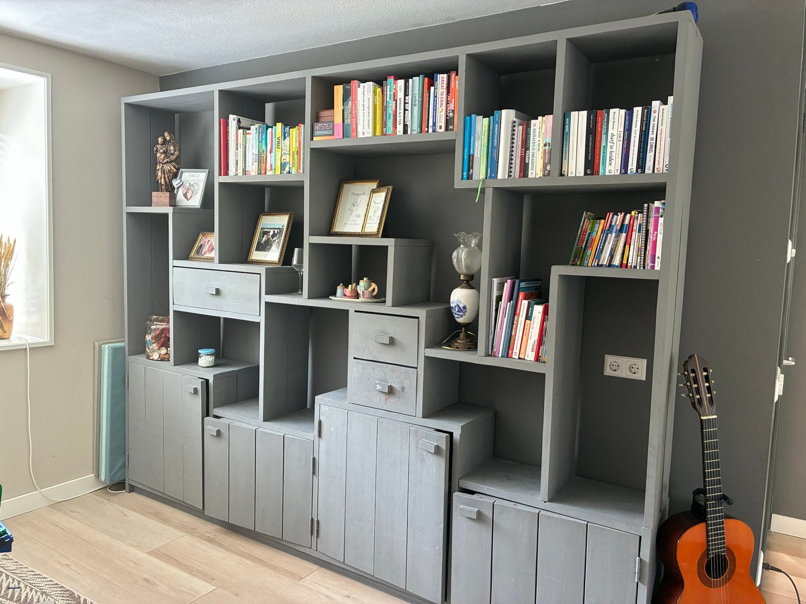Grijze houten kast met lades en planken (280x220 cm), Huis en Inrichting, Kasten | Boekenkasten, Ophalen, Gebruikt, 200 cm of meer