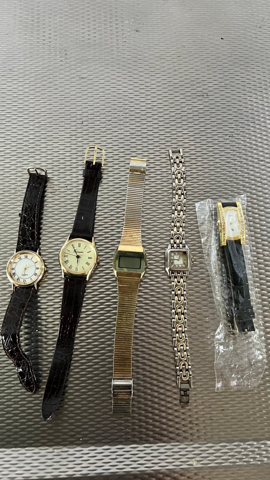Gebruikte horloges voor onderdelen of reparatie, Gebruikt, Polshorloge, Ophalen of Verzenden, Met strass