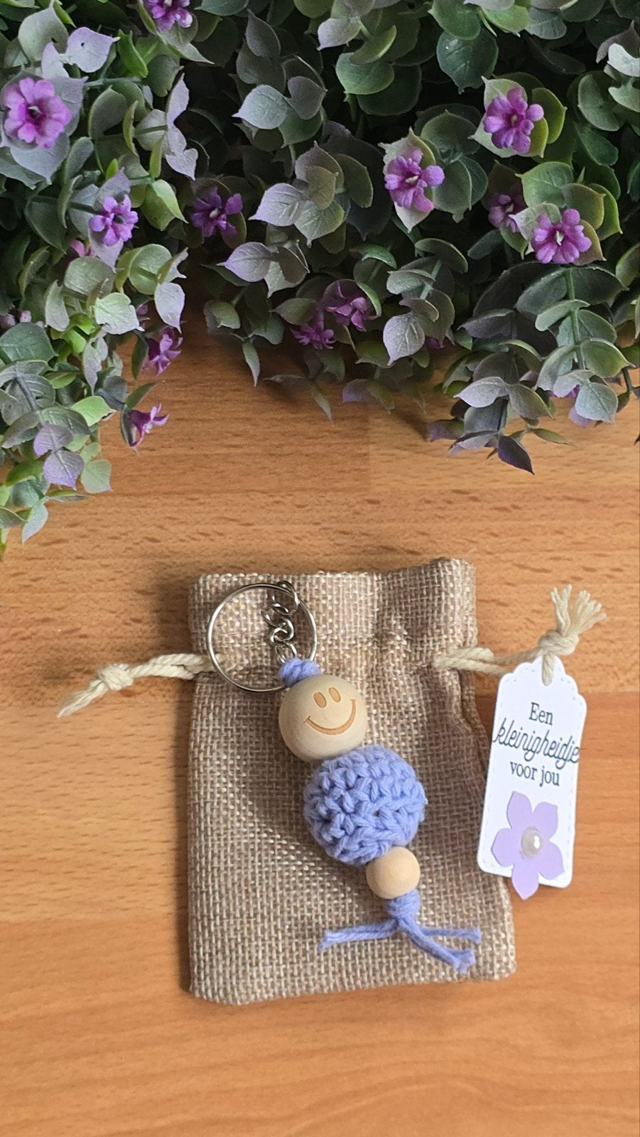 Zelfgemaakte gehaakte smiley sleutelhanger in jute zakje, Verzamelen, Ophalen of Verzenden, Zo goed als nieuw