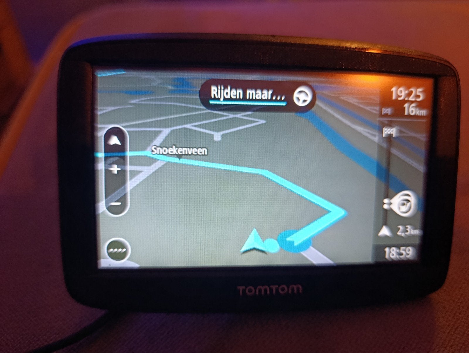 TomTom navigatiesysteem met autolader, Ophalen of Verzenden, Gebruikt
