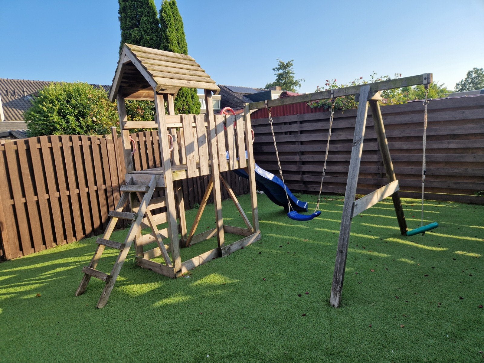 Houten Speeltoestel met Glijbaan en Schommels, Kinderen en Baby's, Speelgoed | Buiten | Speeltoestellen, Ophalen, Gebruikt, Schommel