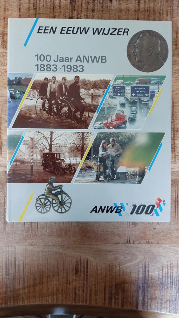 100 jaar ANWB - een eeuw wijzer, Algemeen, Dick Schaap, Ophalen of Verzenden, Zo goed als nieuw
