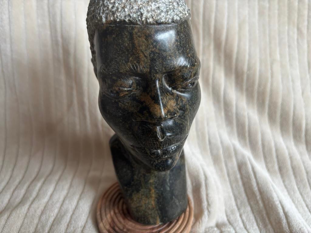 Handgesigneerde Shona sculptuur van J. Chirunga, Ophalen of Verzenden, Zo goed als nieuw, Mens