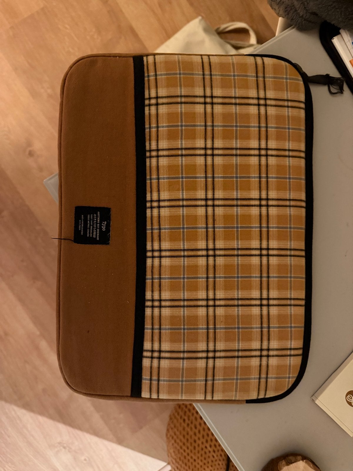 Laptophoes met ruitpatroon - Bruin/Geel, Computers en Software, Laptophoezen, Ophalen of Verzenden, 14 inch, Zo goed als nieuw