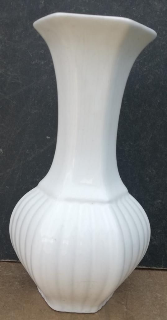 Vaasje. Porselia. Delfts. Wit plateel beeld. 20 cm., Ophalen, Wit, Aardewerk of Porselein, Zo goed als nieuw