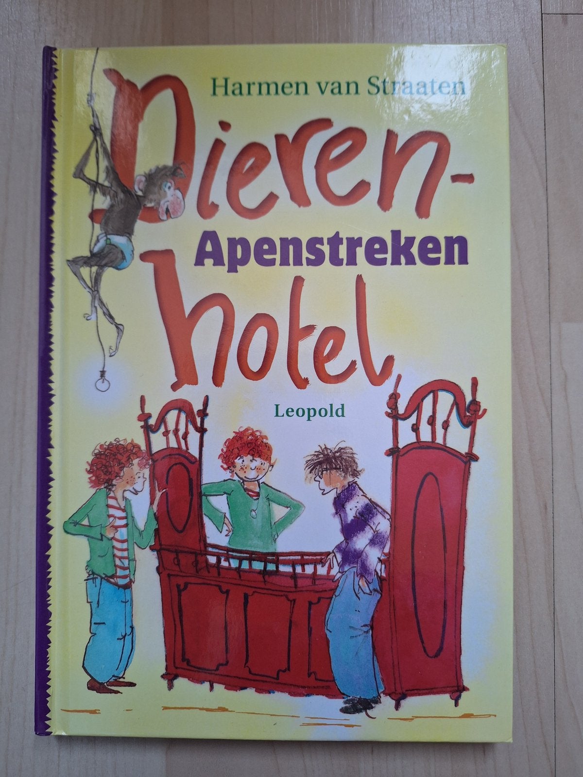 Dierenhotel Apenstreken, Ophalen of Verzenden, Zo goed als nieuw, Fictie algemeen