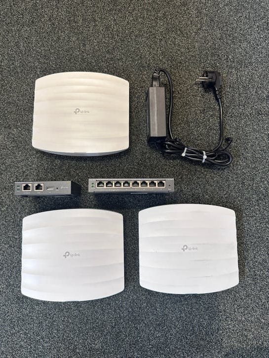 TP-Link Omada Netwerkset: 3x EAP225, Switch, OC200controller, Computers en Software, Netwerk switches, Ophalen of Verzenden, Zo goed als nieuw