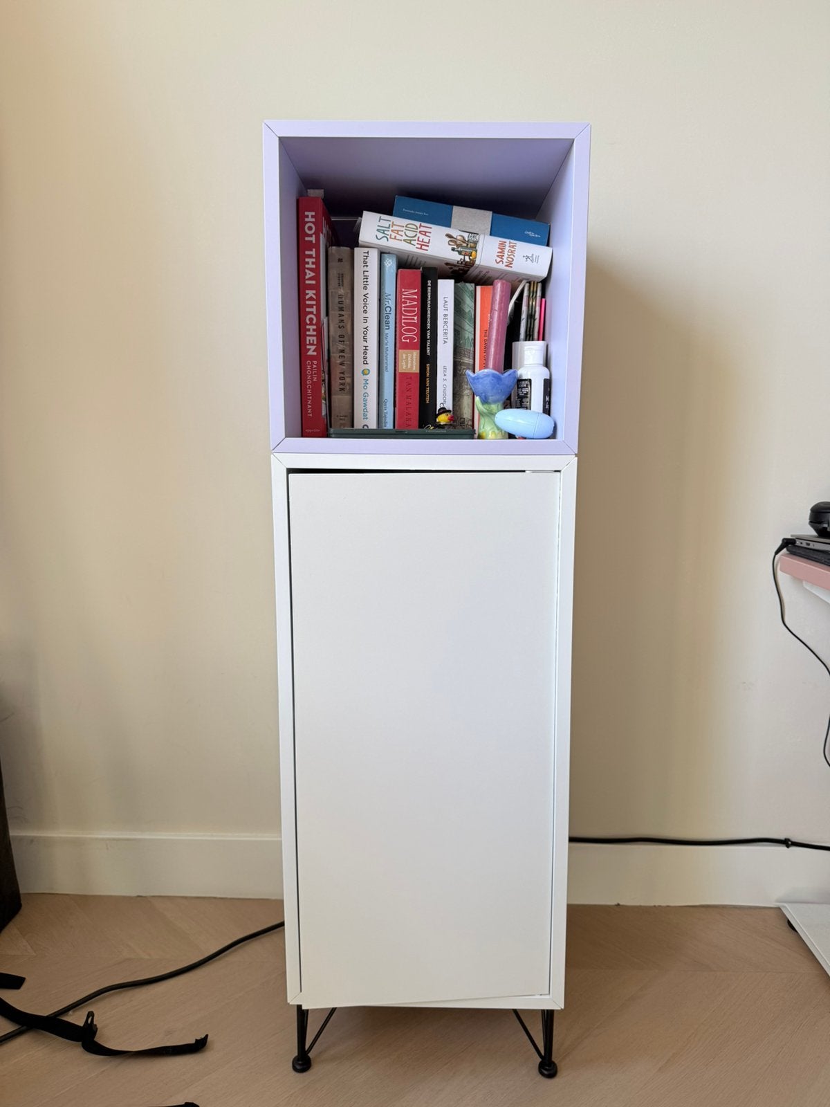 IKEA EKET kastcombinatie wit + bleekpaars, met poten, Ophalen, Zo goed als nieuw