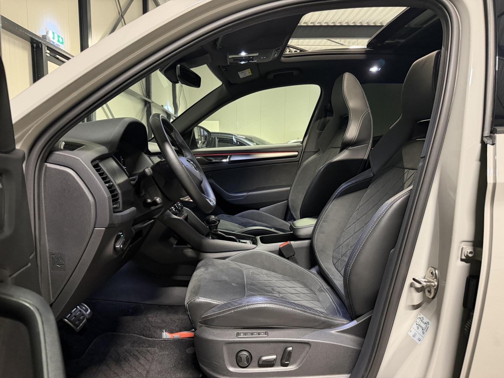 Skoda Kodiaq 1.5 TSI Sportline Pano Canton 7 Pers Trekhaak, Auto's, Skoda, Euro 6, 4 cilinders, 150 pk, 7 stoelen