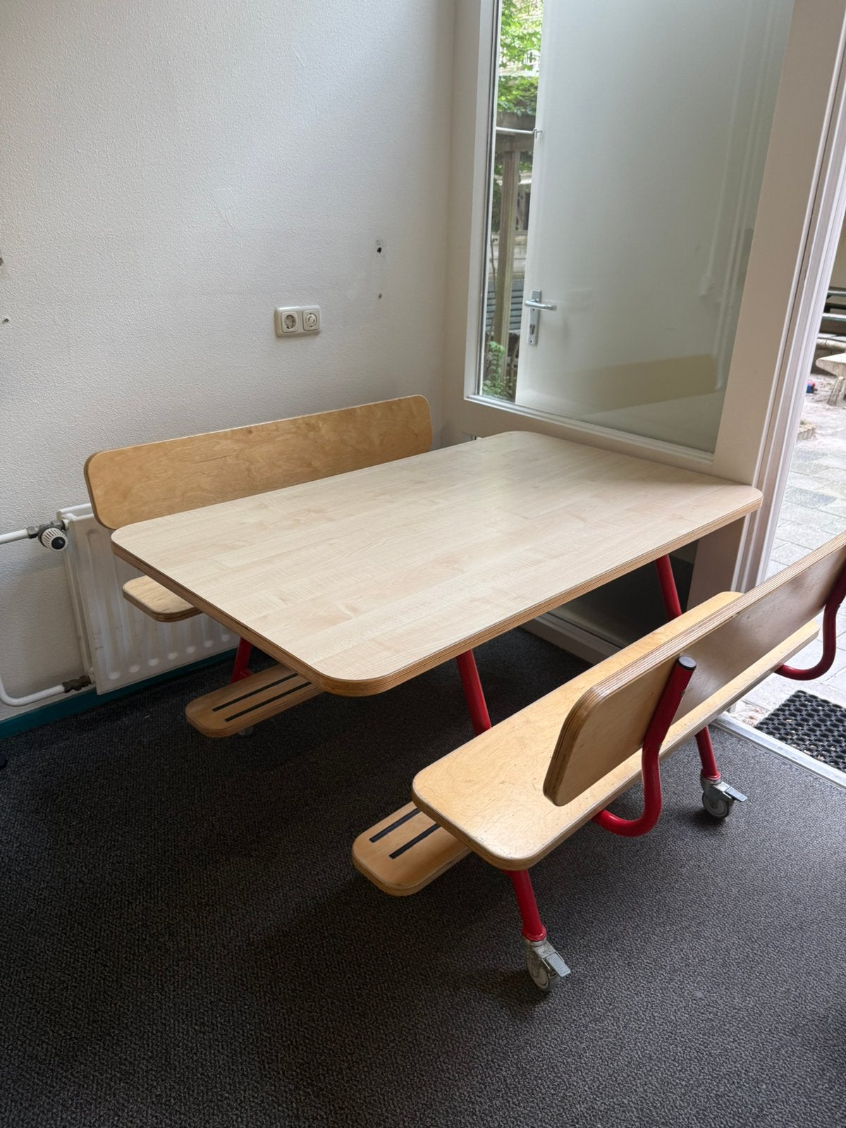 Tafel met banken-Hoogzits kindetopvang, Crèche of Kinderdagverblijf