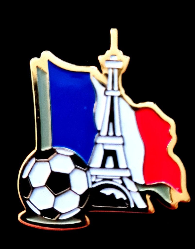 Parijs- Eiffeltoren met vlag en voetbal pin, Verzamelen, Verzenden, Nieuw, Sport, Button