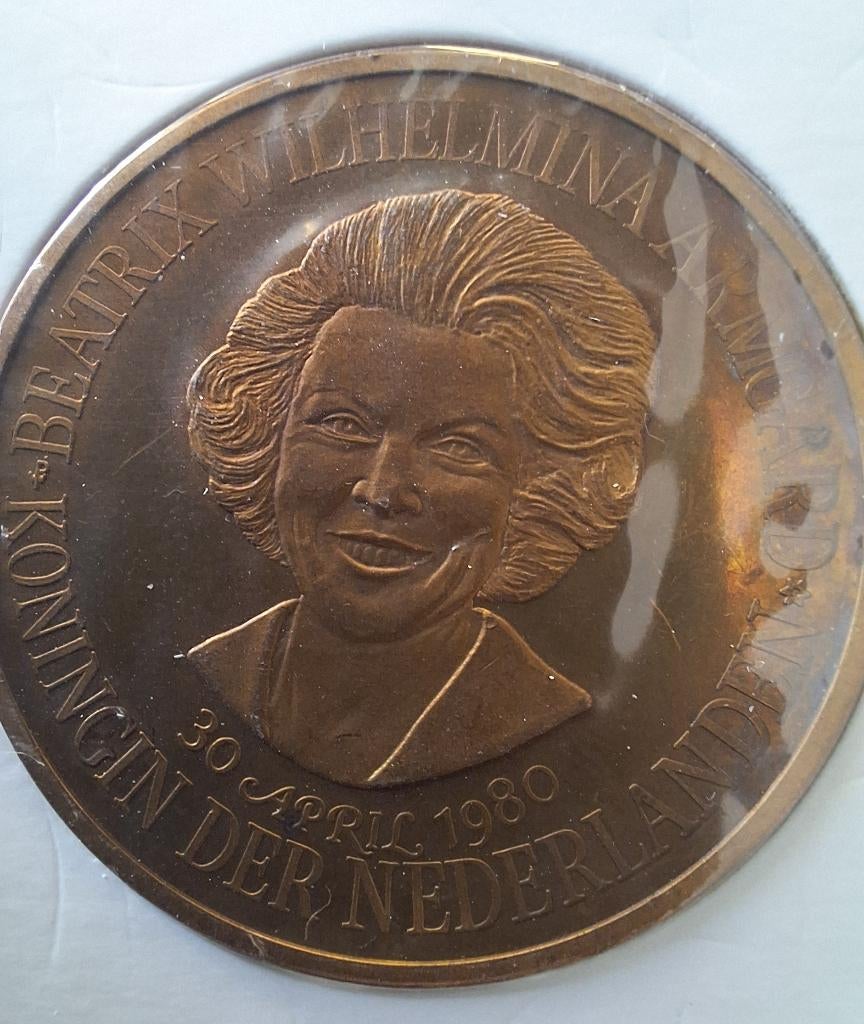 Penning Koninklijk Huis Beatrix 30 - 04 - 1980 (#24), Postzegels en Munten, Penningen en Medailles, Ophalen of Verzenden, Overige materialen
