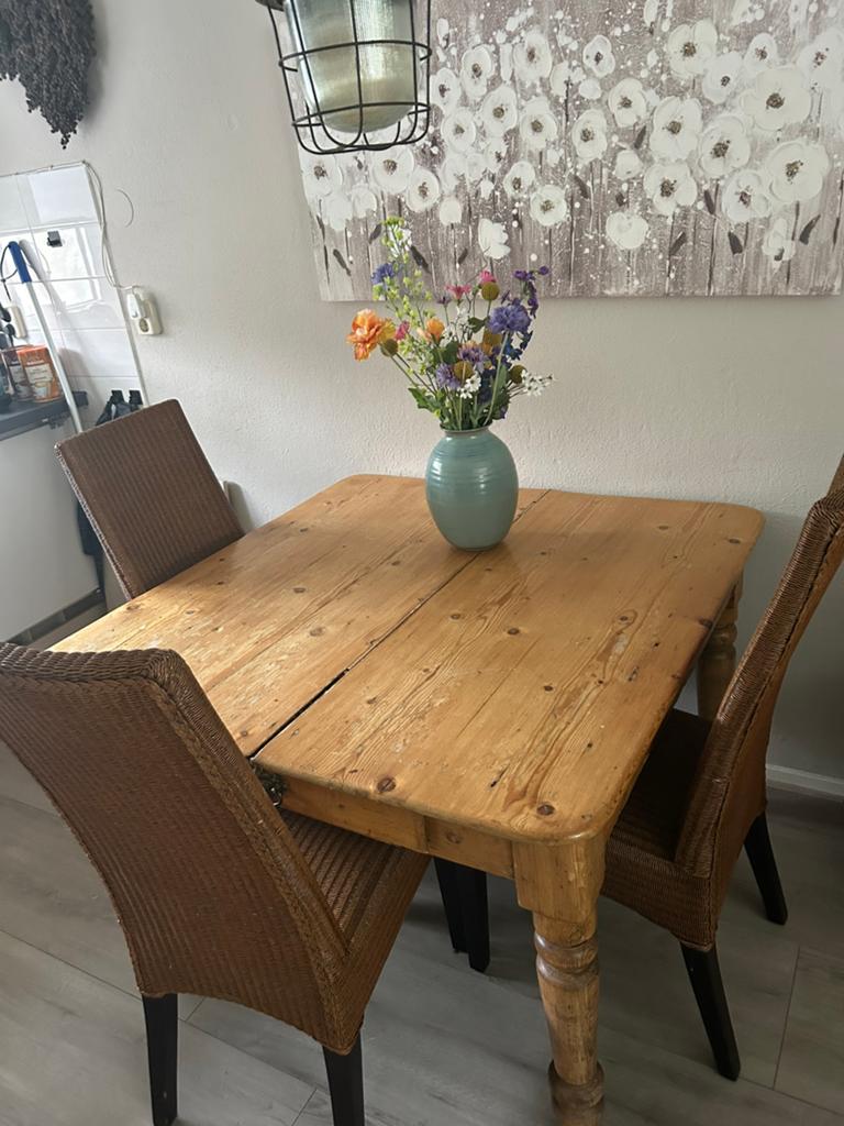 Oude grenen eettafel met 3 Lloyd Loom stoelen, Ophalen, Gebruikt, 100 tot 150 cm, Vierkant