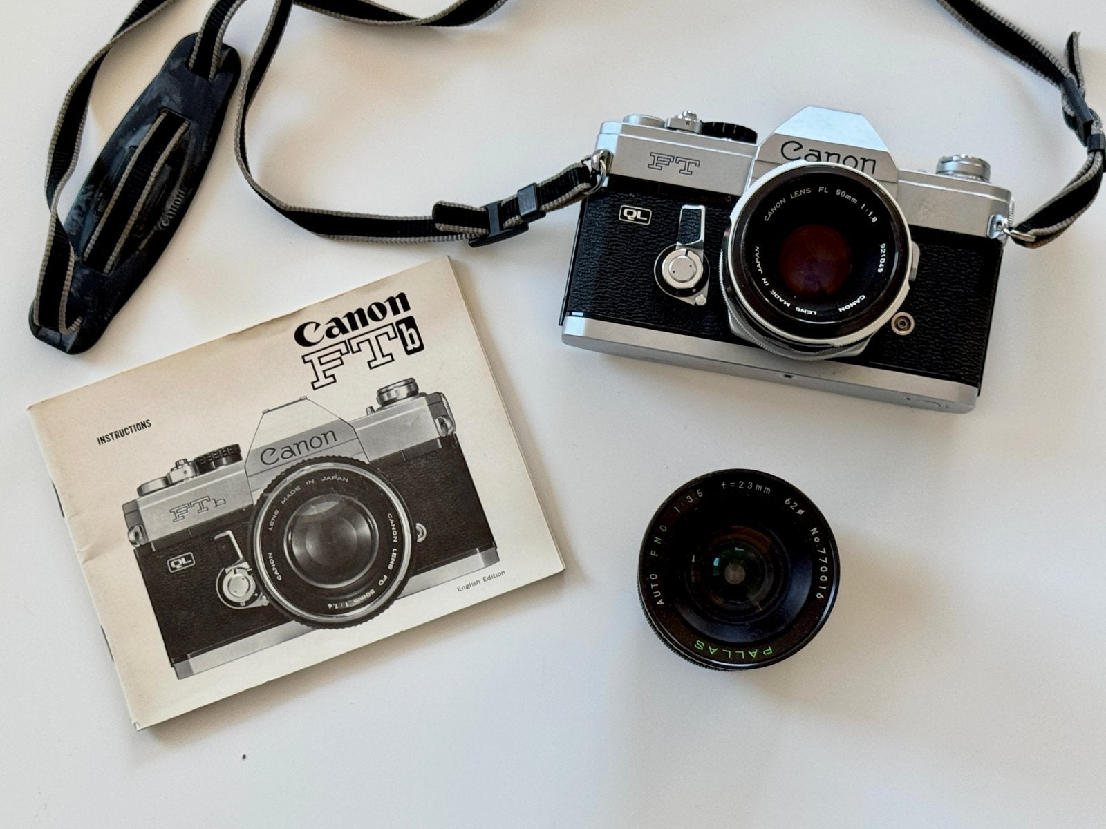 Canon FT QL Spiegelreflexcamera met 2 lenzen en flitser