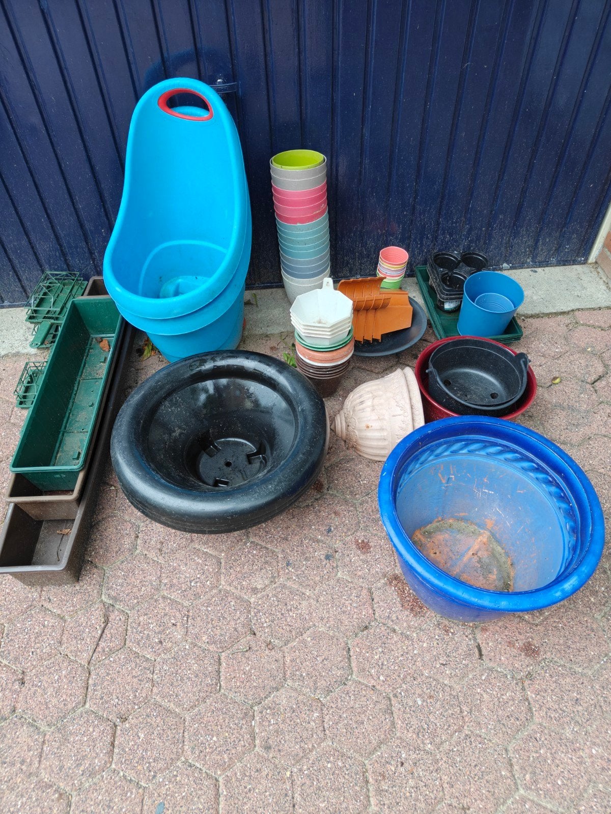 GRATIS allerlei bloempotten voor buiten. Liefst alles in 1x, Ophalen, Kunststof, Rond, Minder dan 40 cm