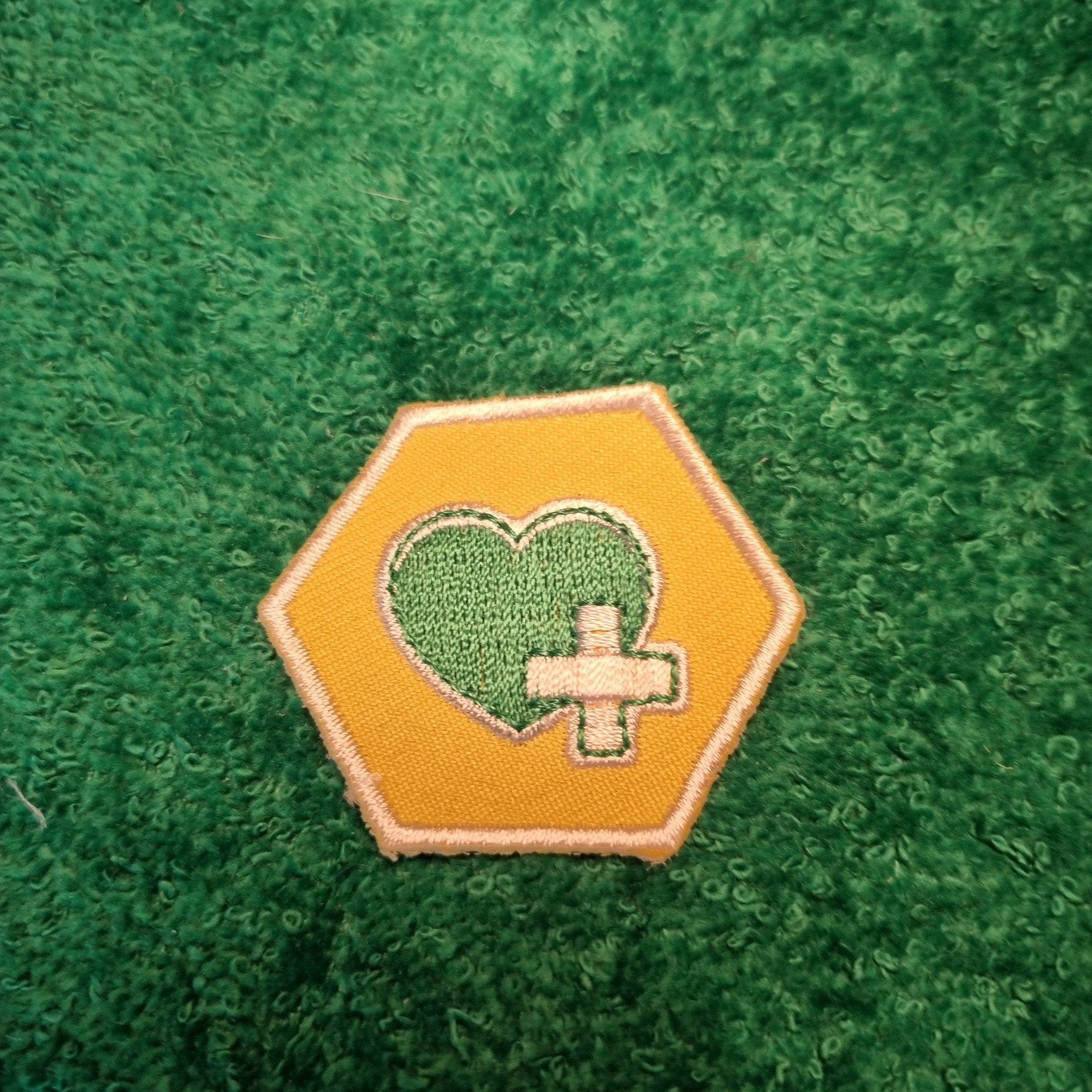 Insigne Explorers Veilig & Gezond (geel) - 4x4cm badge, Verzamelen, Verzenden, Nieuw, Embleem, Speld of Insigne