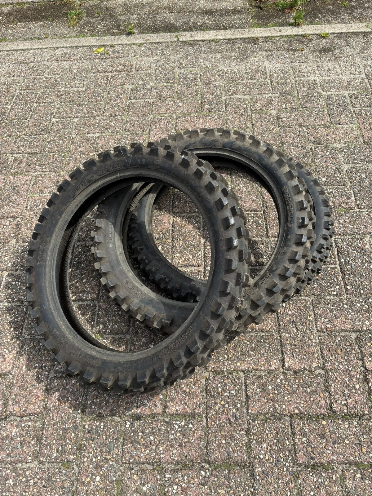 Crossmotor banden Pirelli 1x 80/100-21 en 2x 110/90-19, Ophalen, Gebruikt