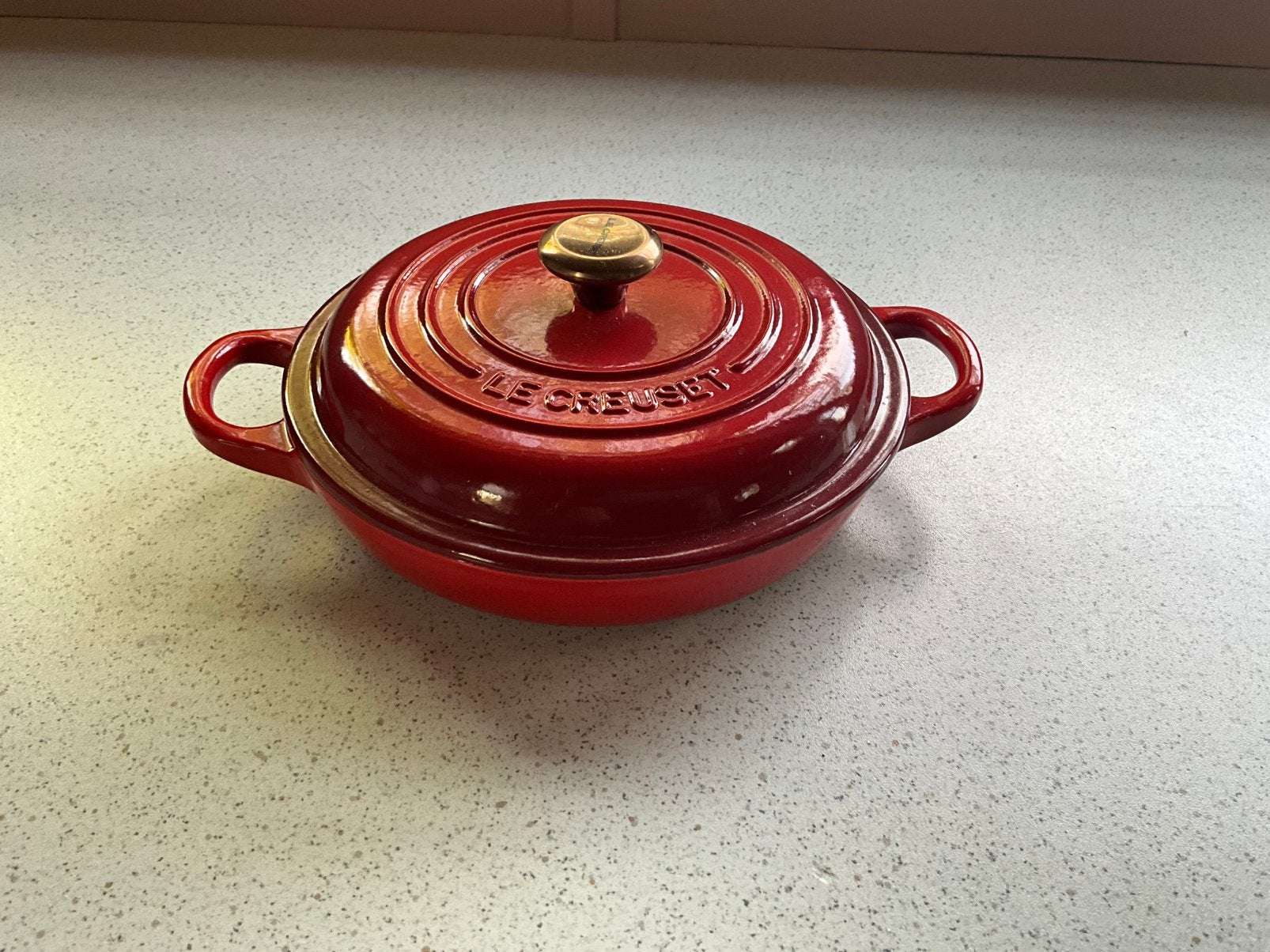 Le Creuset, rode ovenschaal met deksel,  18cm, Ophalen of Verzenden, Zo goed als nieuw, Gietijzer