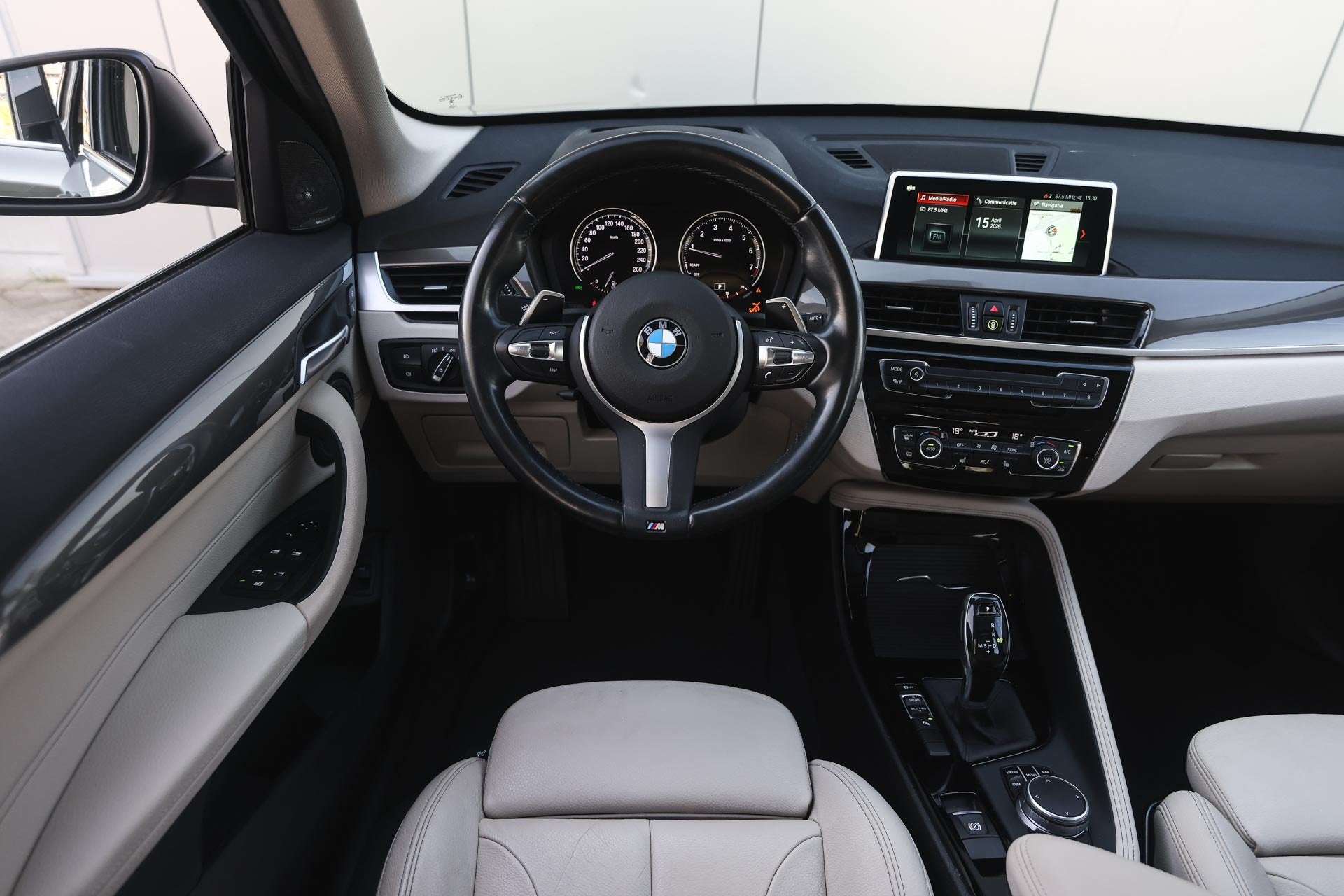 BMW X1 sDrive20i High Executive xLine Automaat / Trekhaak /, Auto's, BMW, Euro 6, Automatische klimaatregeling, Bedrijf, Grijs