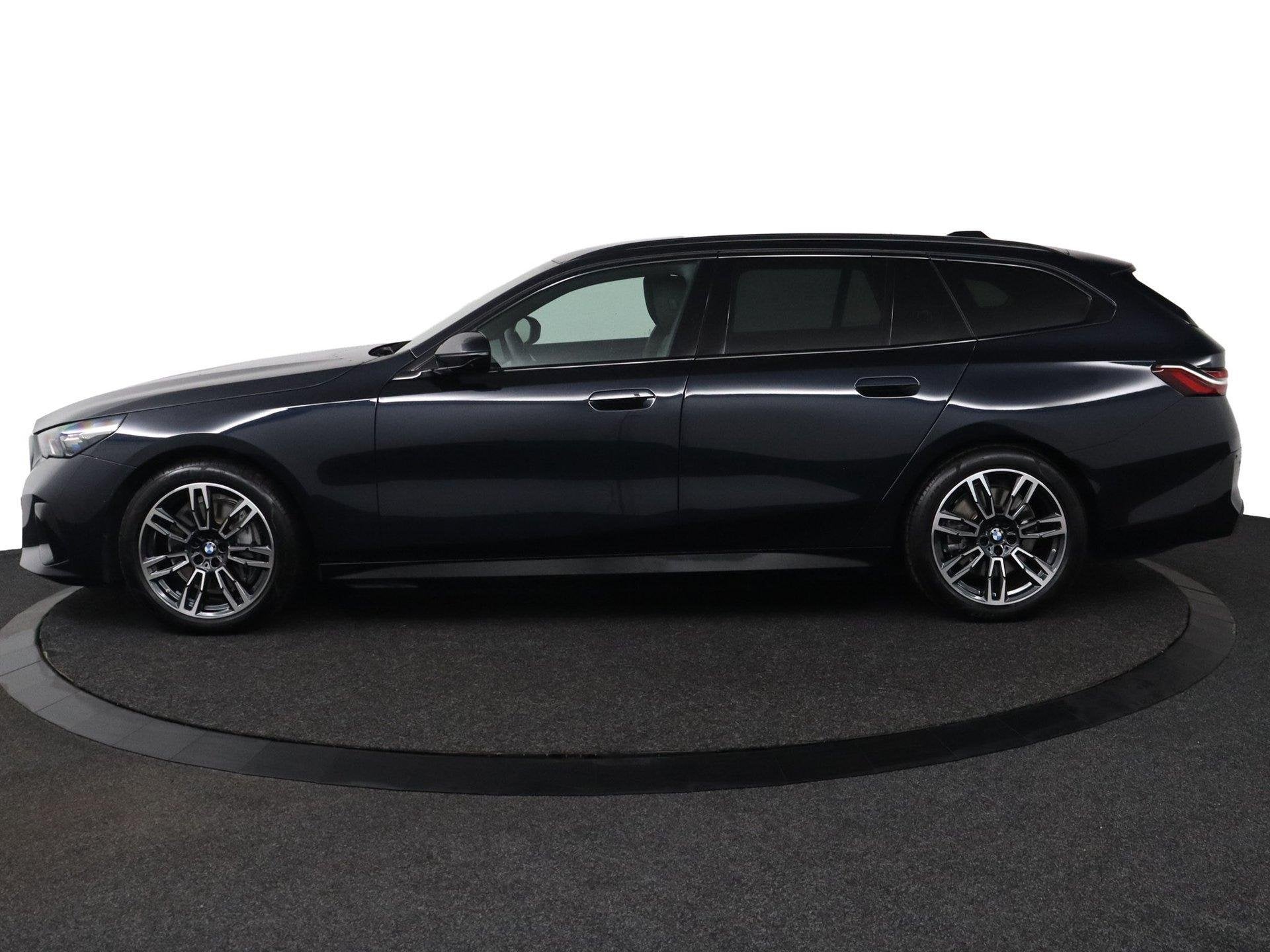 BMW i5 Touring eDrive40 M Sport Edition 84 kWh |Pano|Bang&Ol, Auto's, Automaat, Achterwielaandrijving, Zwart, I5