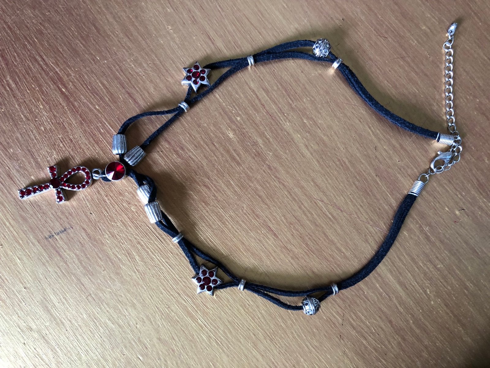 Collier met Ankh hanger en rode steentjes, Ophalen of Verzenden, Zo goed als nieuw, Rood, Overige materialen