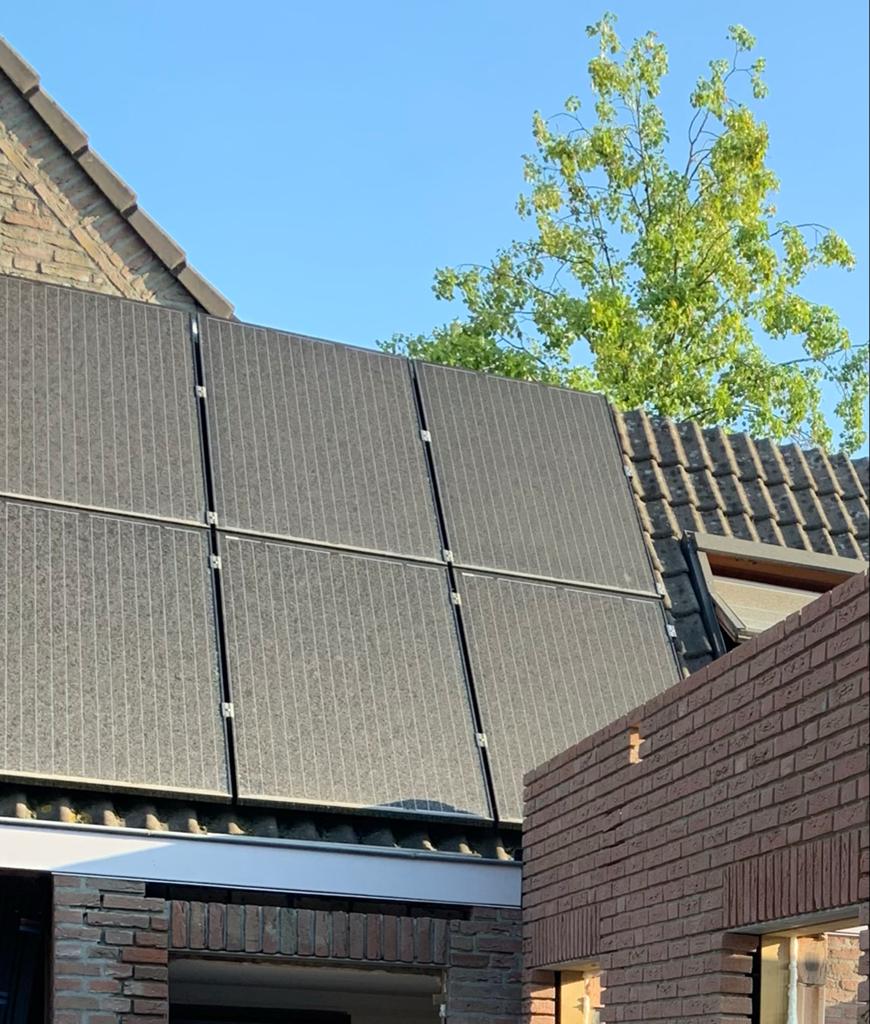 8 zonnepanelen met omvormers voor schuin dak - Overcompleet, Doe-het-zelf en Verbouw, Zonnepanelen en Toebehoren, Ophalen, Gebruikt