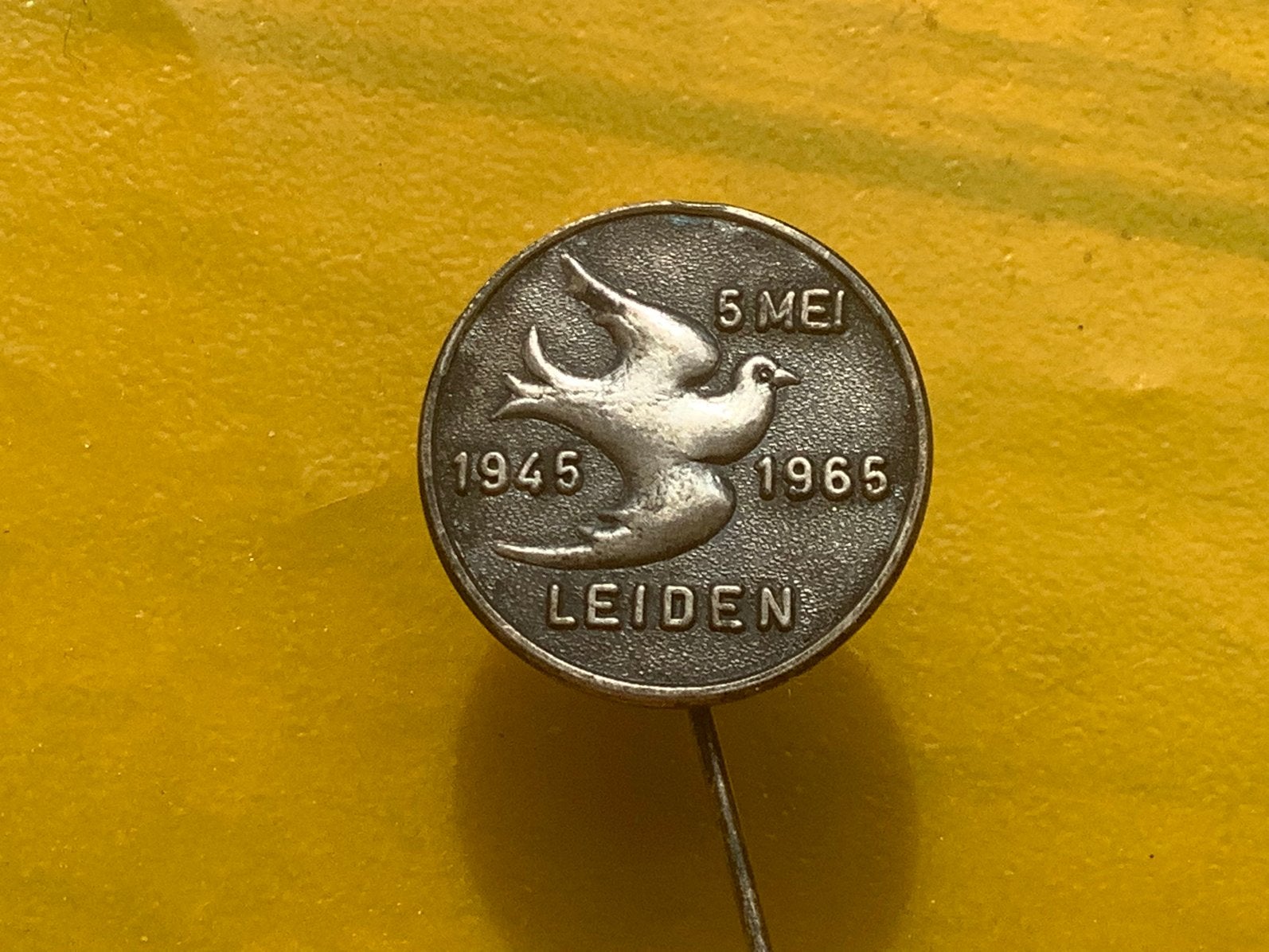 Metalen speldje 5 mei 20 jaar bevrijding Leiden 1945 1965, Ophalen of Verzenden, Gebruikt, Stad of Land, Speldje of Pin