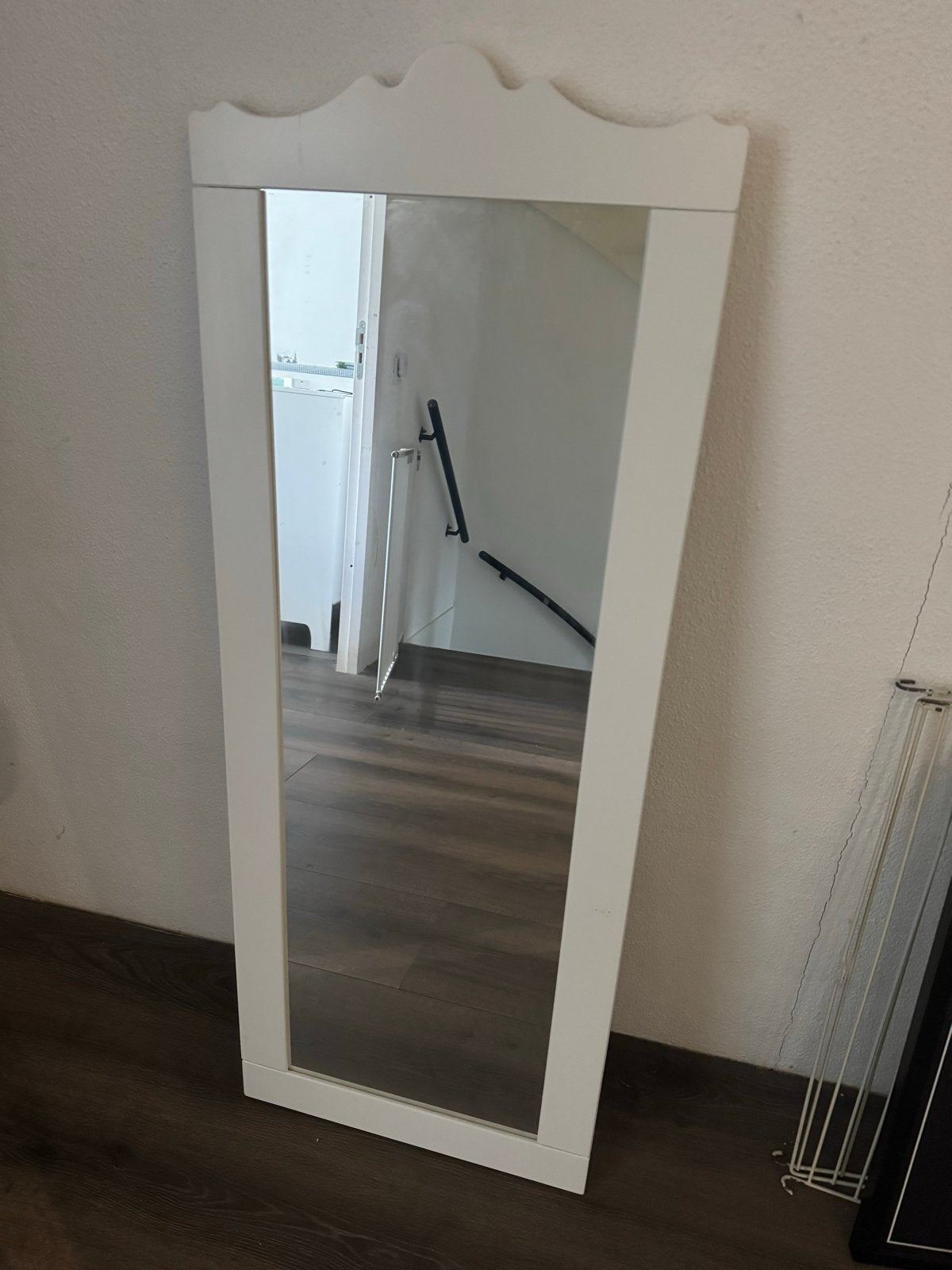 Witte spiegel met sierlijke rand - Zo goed als nieuw, Huis en Inrichting, Woonaccessoires | Spiegels, Ophalen, Zo goed als nieuw