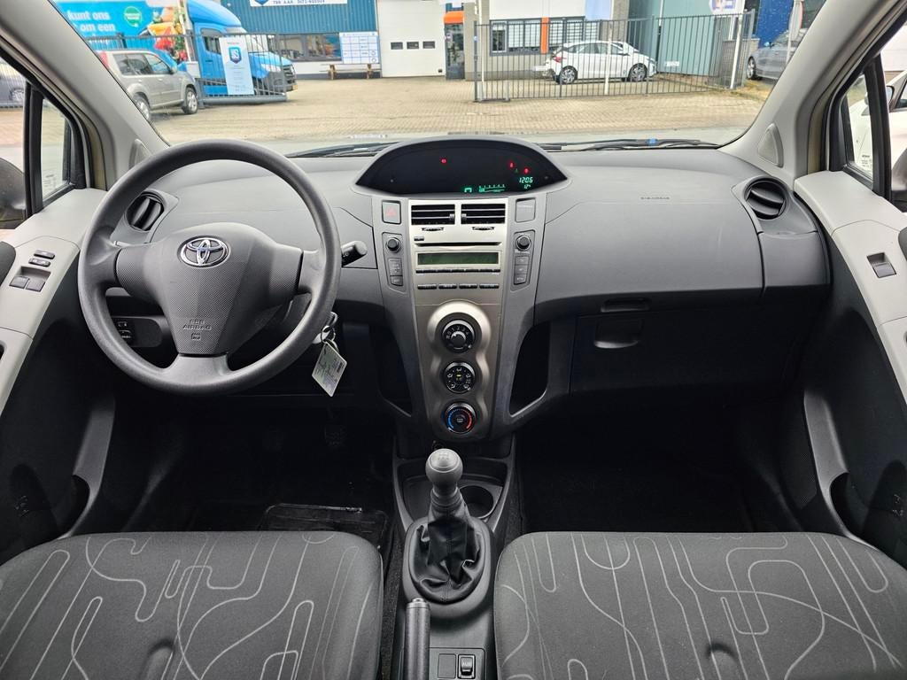 Toyota Yaris 1.0 VVTi Acces|APK|NAP|Airco|5 Deuren|E. Ramen, Auto's, Voorwielaandrijving, Stof, Met garantie (alle), Wit