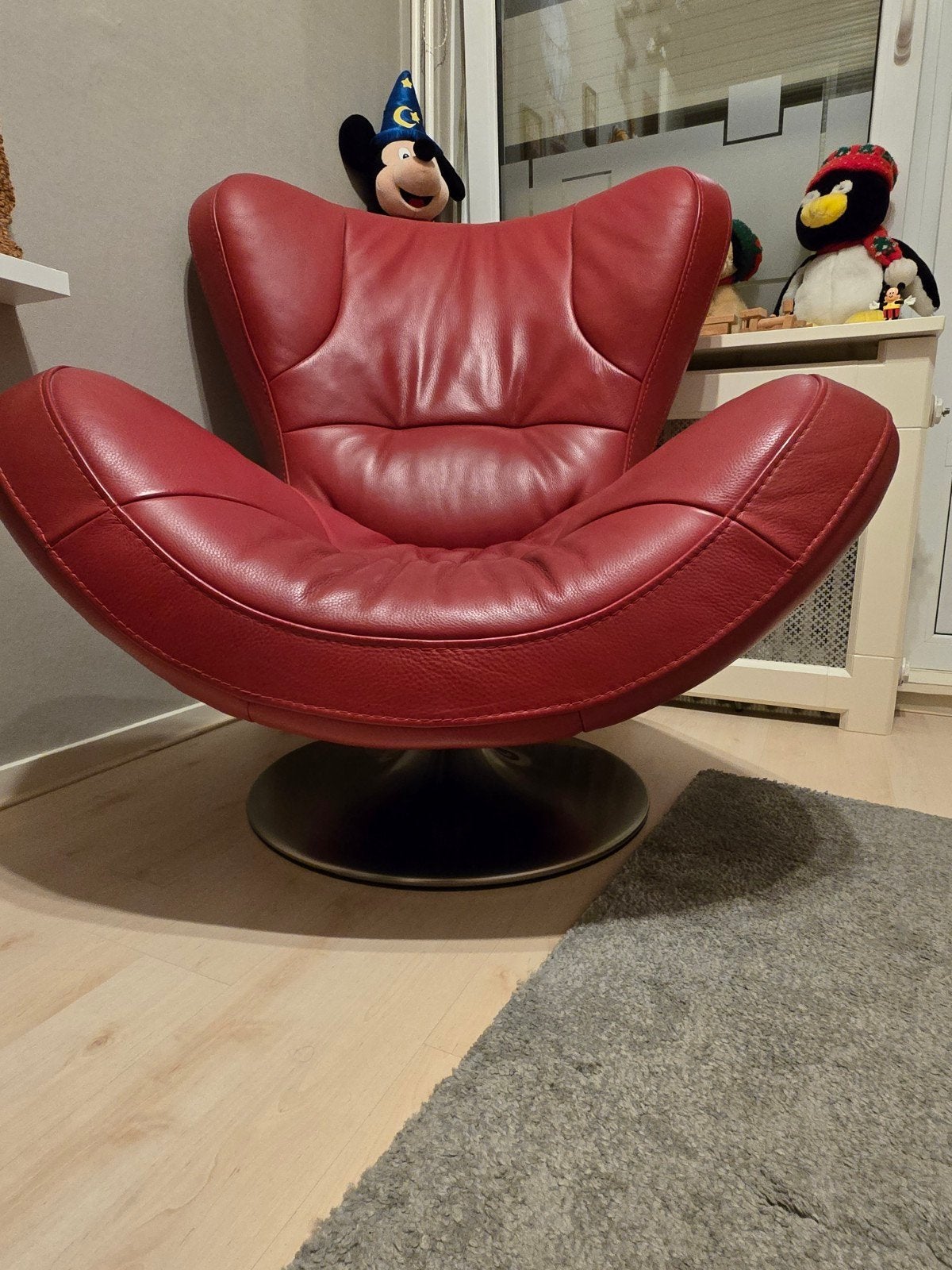 Kuka Design Draaibare Fauteuil Rood Leer, Ophalen, Modern, Comfortabel, Gebruikt, 75 tot 100 cm