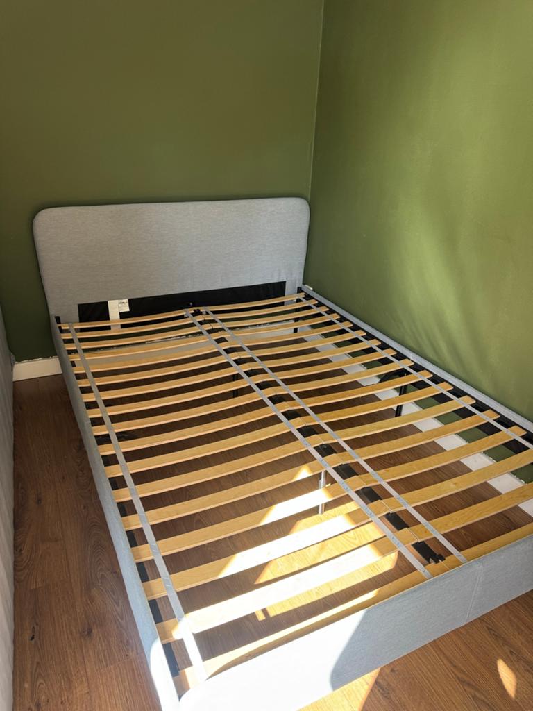 IKEA SLATTUM Tweepersoonsbed 140x200 Knisa lichtgrijs, Tweepersoons, Zo goed als nieuw, 200 cm, 140 cm