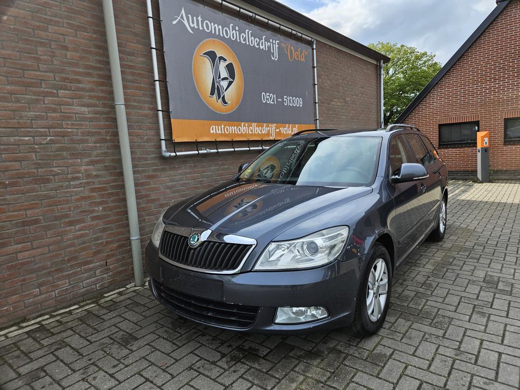 Skoda Octavia Combi 1.6 TDI (bj 2012), Auto's, Skoda, Gebruikt, Zwart, Origineel Nederlands, Zilver of Grijs