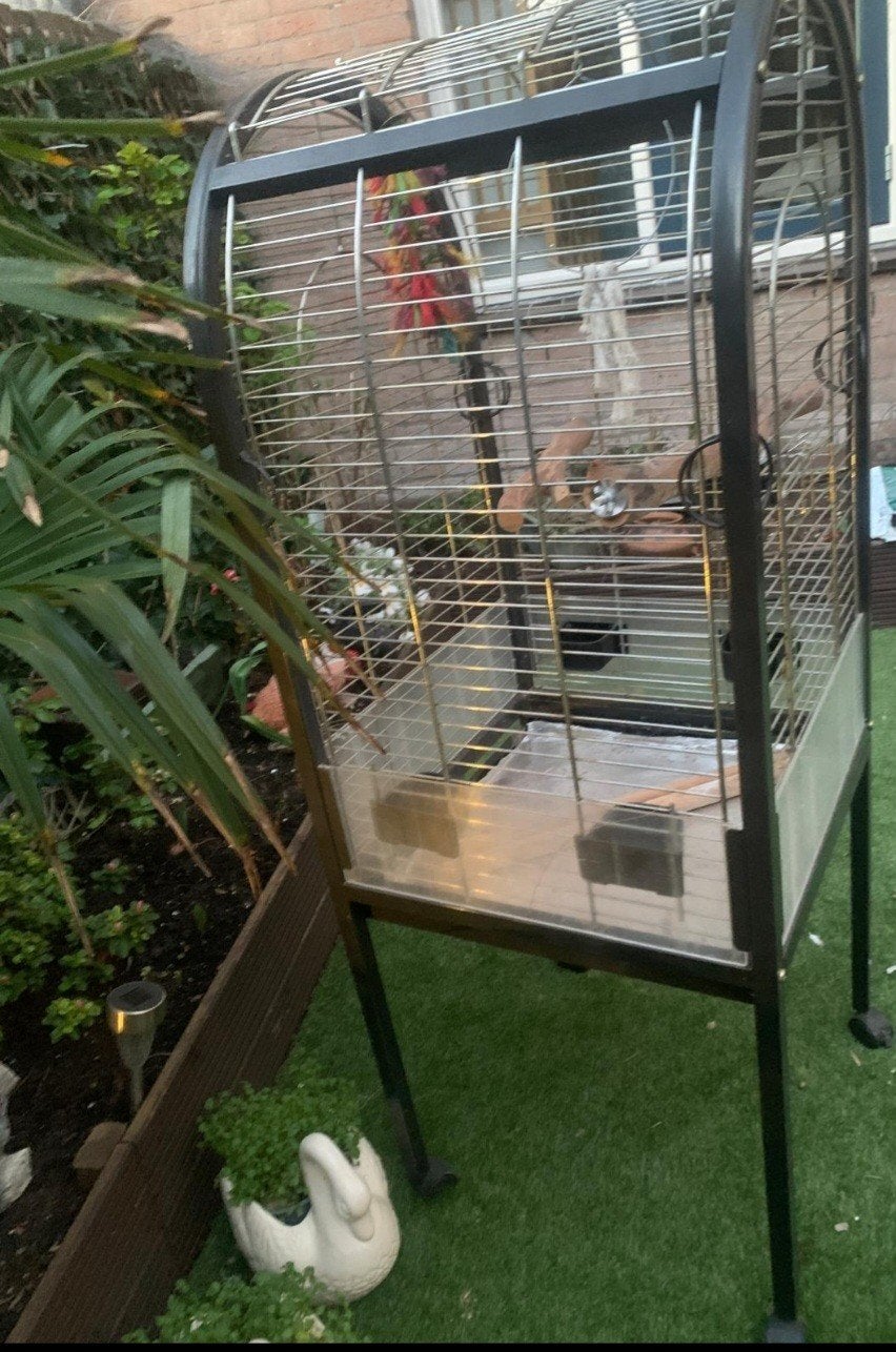 Grote vogelkooi op standaard met wieltjes – zwart/zilverGrot, Dieren en Toebehoren, Ophalen, Metaal, Vogelkooi