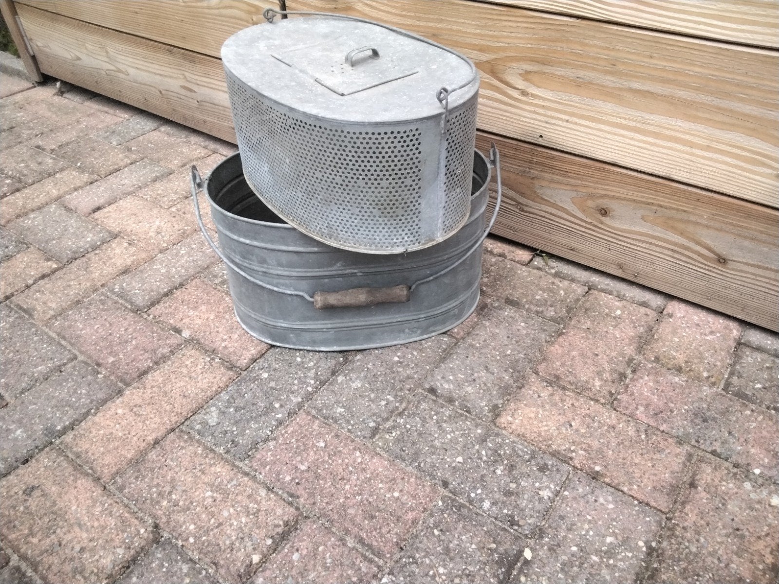 2 keer een visemmer een 40cm doorsnee en een van 30cmm, Ophalen