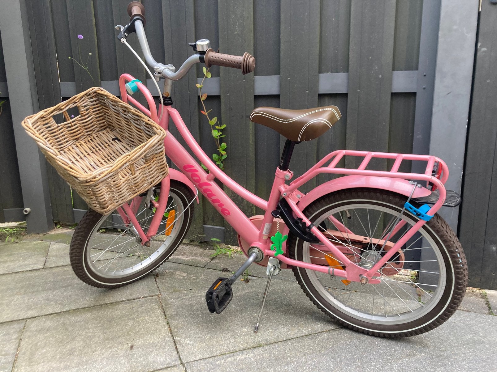 Volare meisjesfiets 20 inch – roze met rieten mand, Ophalen, Zo goed als nieuw, Terugtraprem, 20 inch of meer