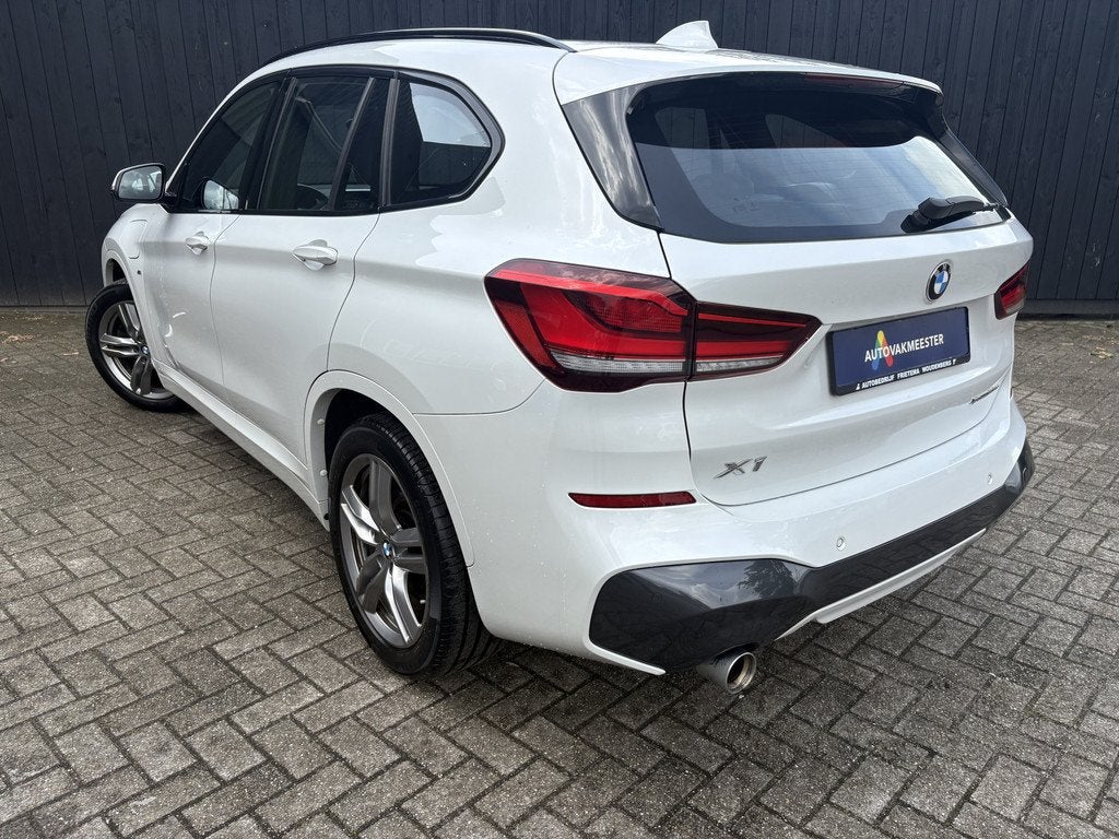 BMW X1 xDrive25e High Executive M-sport, 8 kWh, Gebruikt, Leder en Stof, Wit