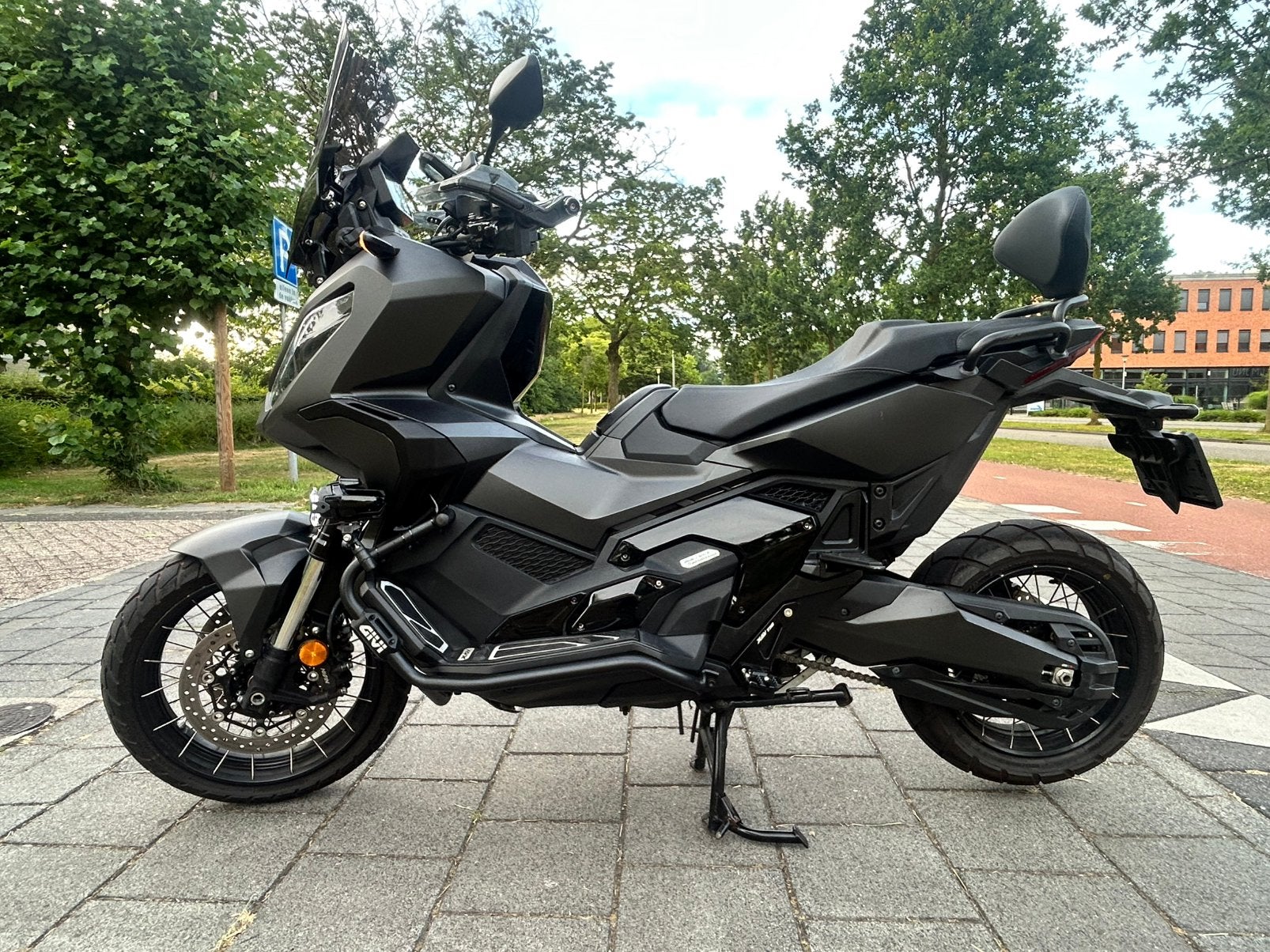 Honda X-ADV 2023 Black on Black Akrapoviç full option 3200km, Motoren, Motoren | Honda, 750 cc, Gebruikt, Automaat, LED Verlichting
