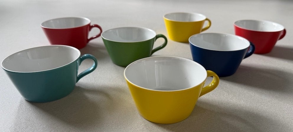 4 kleurige Arzberg TRIC design kopjes, Ophalen of Verzenden, Zo goed als nieuw, Porselein, Kop en/of schotel