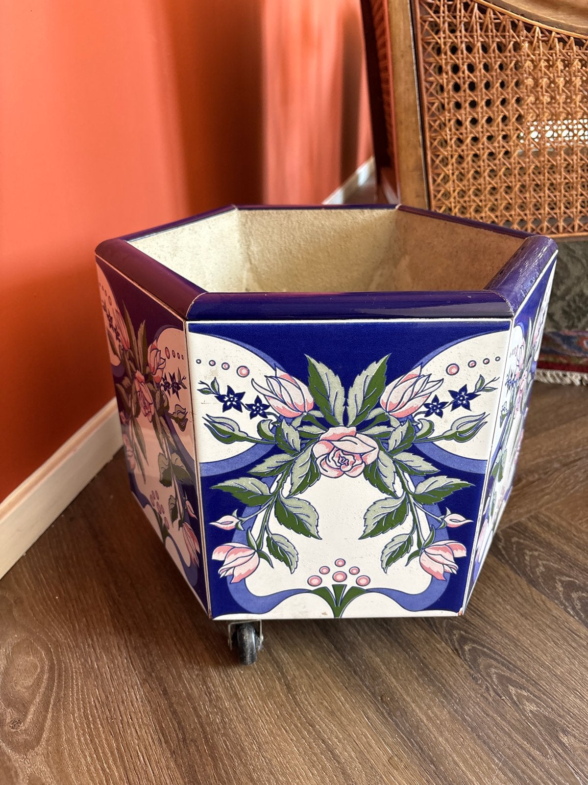 Vintage Franse tegel bloempot met wieltjes, Gebruikt, Binnen, Minder dan 40 cm, Overige vormen