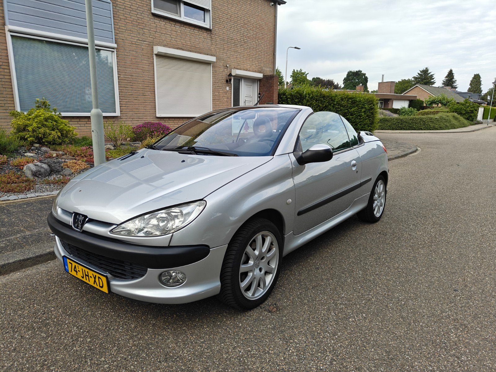 Peugeot 206 cabrio (elektrisch dak!) 2.0 16V CC 2002 Grijs, Auto's, Peugeot, 136 pk, Zwart, 4 cilinders, Cabriolet