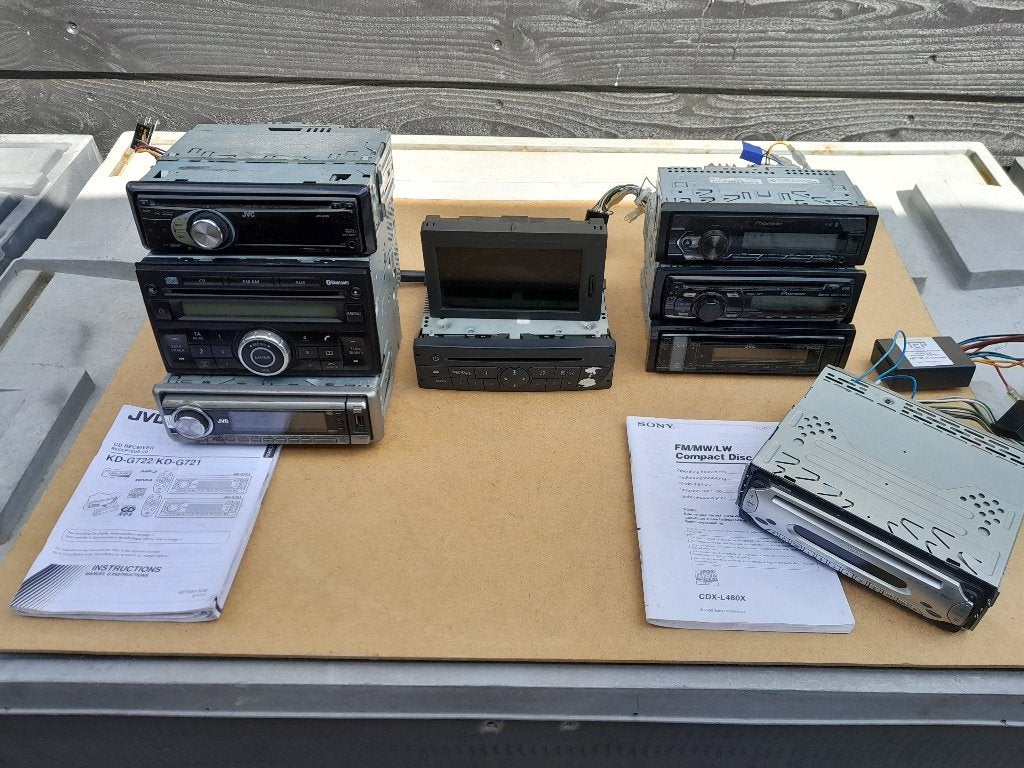 9x AUTORADIO / CD + 1x DISPLAY - 1 KOOP > WIE? Bod gevraagd?, Auto diversen, Autoradio's, Verzenden, Gebruikt