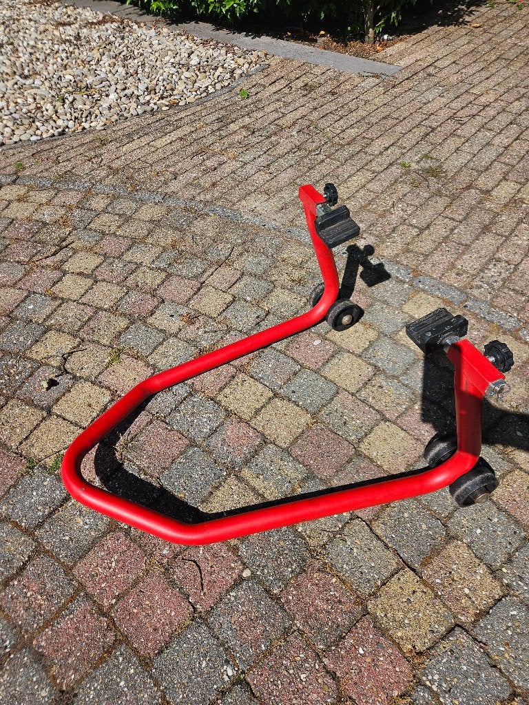 Motorbok paddockstand, Ophalen