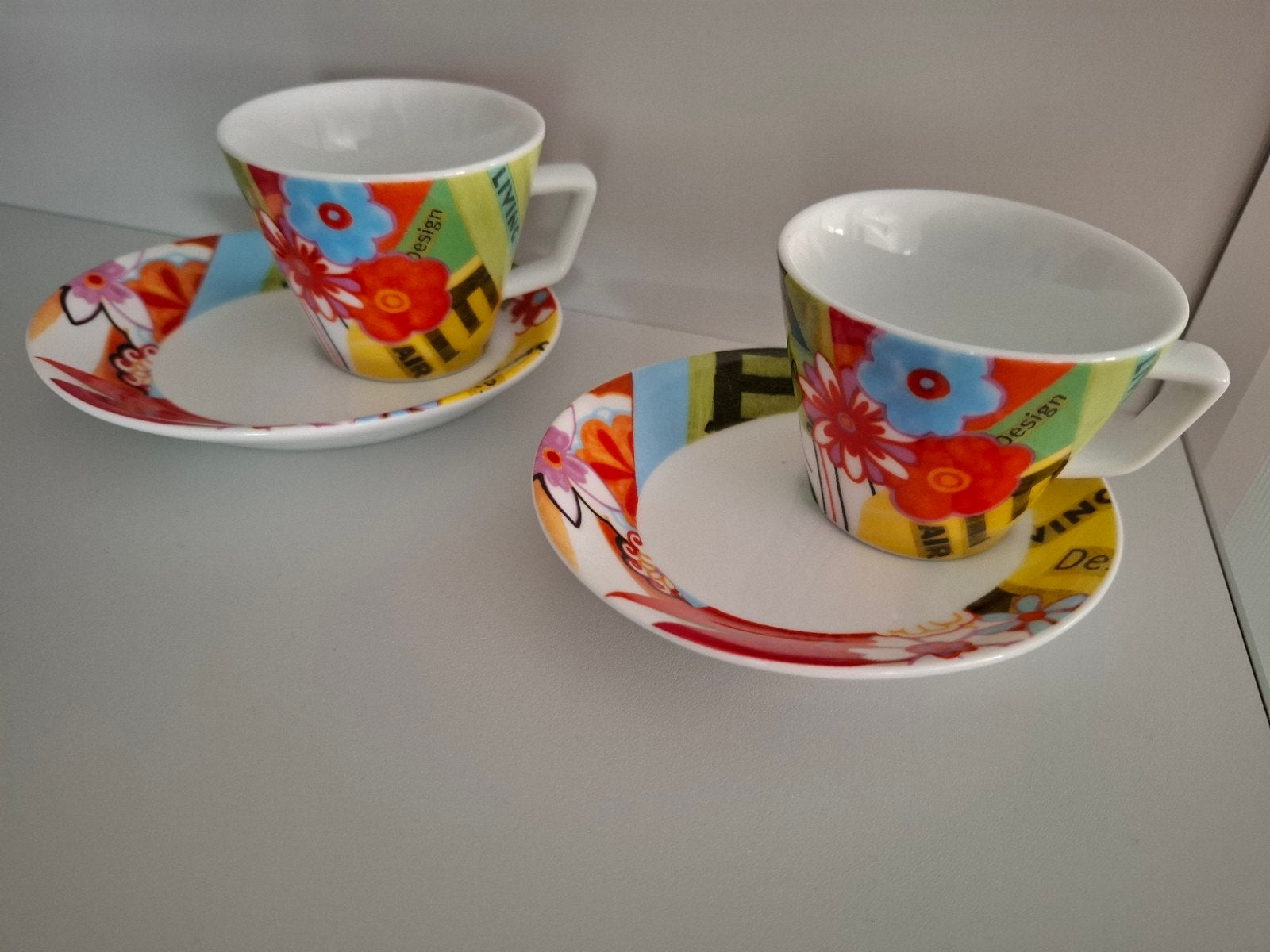 2 vrolijke kopjes met schotels Multiple Choice, Huis en Inrichting, Keuken | Servies, Gebruikt, Keramiek, Ophalen of Verzenden