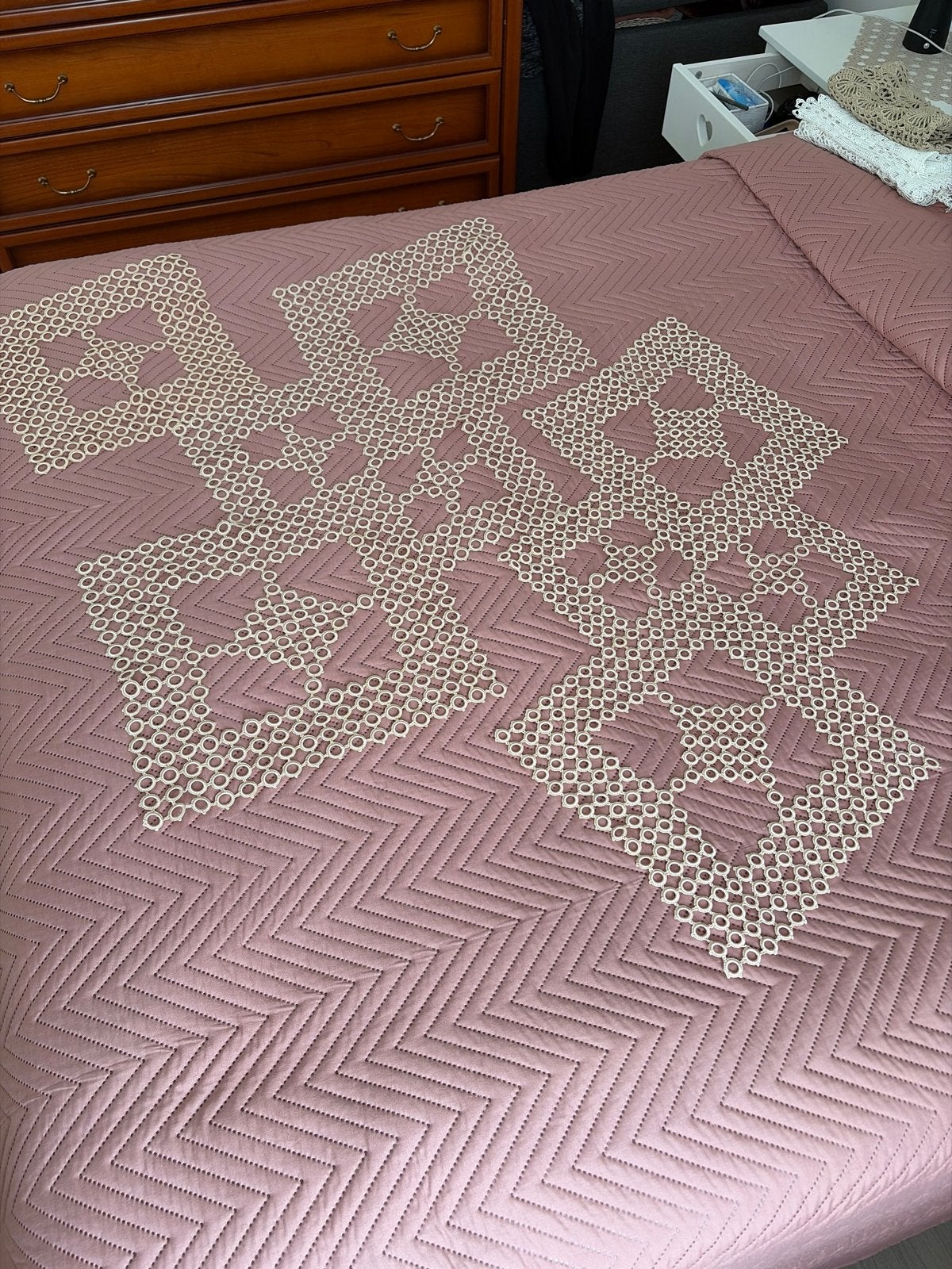 Roze sprei met decoratief haakwerk, Tweepersoons, Ophalen of Verzenden, Roze, Deken of Dekbed