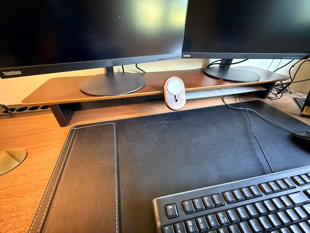 Monitorverhoger walnoot met magsafe houder, Ophalen, Zo goed als nieuw