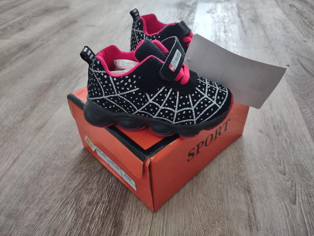 Nieuwe zwarte Spiderman schoenen met lichtjes! Maat 22., Onb, Schoenen, Nieuw, Ophalen of Verzenden