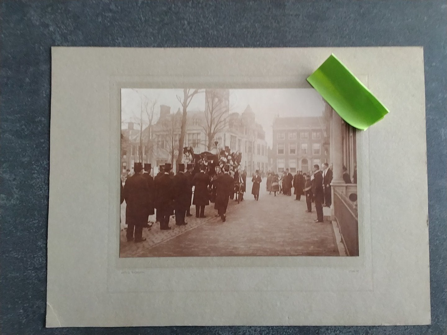 Foto op karton Arnhem Begrafenisstoet Baron JH Mello jr 1909, Verzamelen, Ophalen of Verzenden, Voor 1940, Gebruikt, Overige onderwerpen
