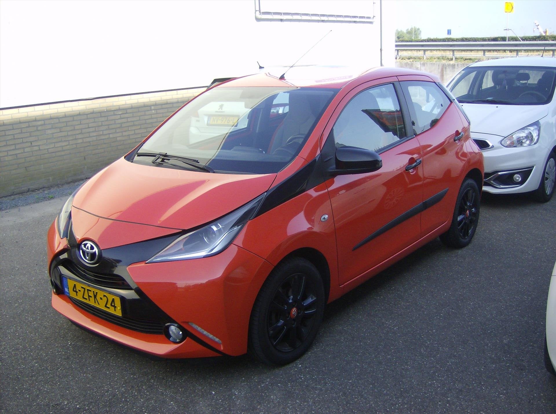 TOYOTA Aygo 1.0 VVT-i 69pk 5D x-cite NIEUWSTAAT !, Auto's, Voorwielaandrijving, Euro 5, Stof, Gebruikt